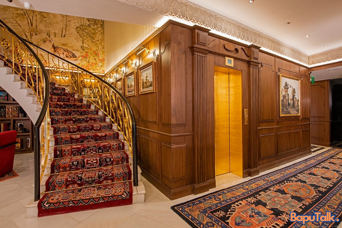 hotel-grand-staircase