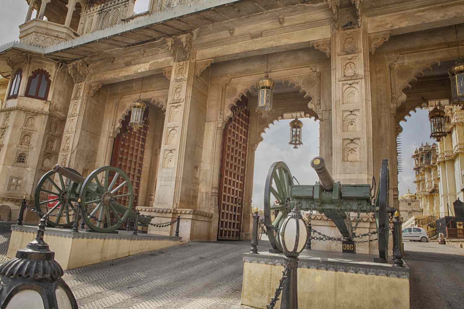 Discover the Majestic Beauty of City Palace Udaipur: A Captivating Blend of History and Architecture